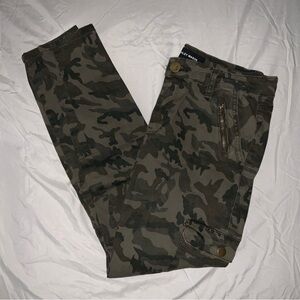 Camo skinny pants NEW WITHOUT TAGS!